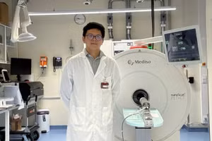 NCS Võ Hồng Phúc bên hệ thống PET/CT tiền lâm sàng dùng trong nghiên cứu tại Đức. Ảnh: NVCC.