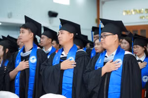 Các tân khoa Trường Đại học Mở TPHCM trong lễ tốt nghiệp. Ảnh: NTCC.