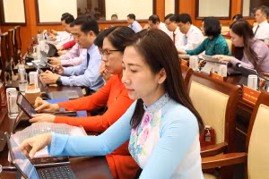 Đại biểu HĐND TPHCM thông qua các Nghị quyết. Ảnh: Cổng TTĐT TPHCM.