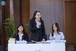 Sinh viên Trường Đại học Luật TPHCM trong một phiên tòa giả định. Ảnh: HCMULaw.
