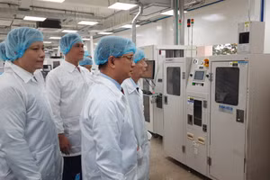 Lãnh đạo TPHCM tham quan xưởng thực hành bán dẫn trong Khu Công nghệ cao. Ảnh: Phúc Uyên.