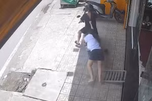 Trần Anh Dũng kéo lê nữ nhân viên tại tiệm vàng. Ảnh cắt từ video.