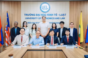 Đại diện 4 phòng thí nghiệm về AI ký hợp tác về phối hợp nghiên cứu, chuyển giao công nghệ. Ảnh: Gia Phúc.