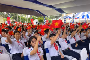 Học sinh Trường THCS Hùng Vương, phường Tràng Bom, TP Đồng Nai trong lễ khai giảng. Ảnh: Hà An.