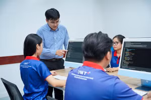 Sinh viên Trường Đại học Quản lý và Công nghệ TPHCM trong giờ thực hành máy tính. Ảnh: NTCC.