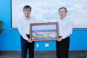 TS Hà Thúc Viên, Phó Hiệu trưởng Trường Đại học Việt Đức (phải) tặng quà lưu niệm cho Thứ trưởng Trần Trung Tính. Ảnh: Hoàng Hải.