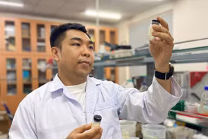 ThS Vũ Thanh Bình tại phòng lab nghiên cứu của Trường Đại học Quốc tế (Đại học Quốc gia TPHCM). Ảnh: NVCC.