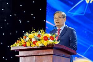 GS.TS Nguyễn Minh Hà phát biểu trong Lễ chào đón tân sinh viên. Ảnh: NTCC.