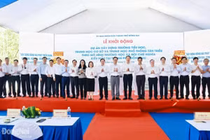Bộ trưởng Hoàng Minh Sơn cùng đoàn công tác của Bộ GD&ĐT và lãnh đạo TP Đồng Nai tại lễ khởi động dự án Trường TH-THCS-THPT Tân Triều. Ảnh: Báo và PTTH Đồng Nai.