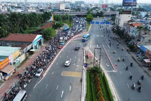 Sáng 27/7, Sở Xây dựng TPHCM tổ chức cấm ô tô qua cầu Bình Triệu 1 (phải) phục vụ nâng tĩnh không cầu. 