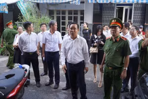 Chủ tịch UBND TPHCM Nguyễn Văn Được đến hiện trường vụ cháy. (Ảnh: Phúc Uyên)