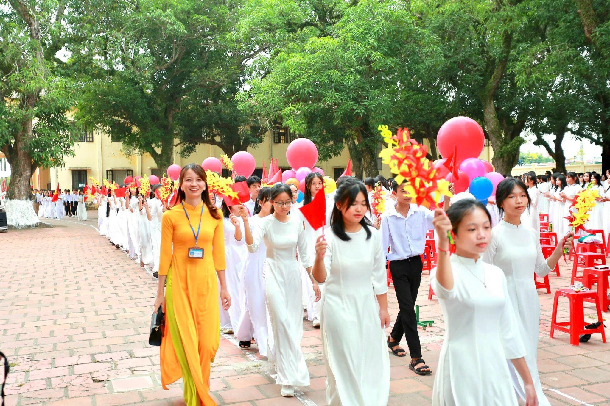 Giáo viên học sinh Trường THPT Yên Khánh A vui mừng đón năm học mới