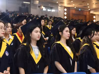 Học viên nhận bằng tốt nghiệp thạc sĩ.