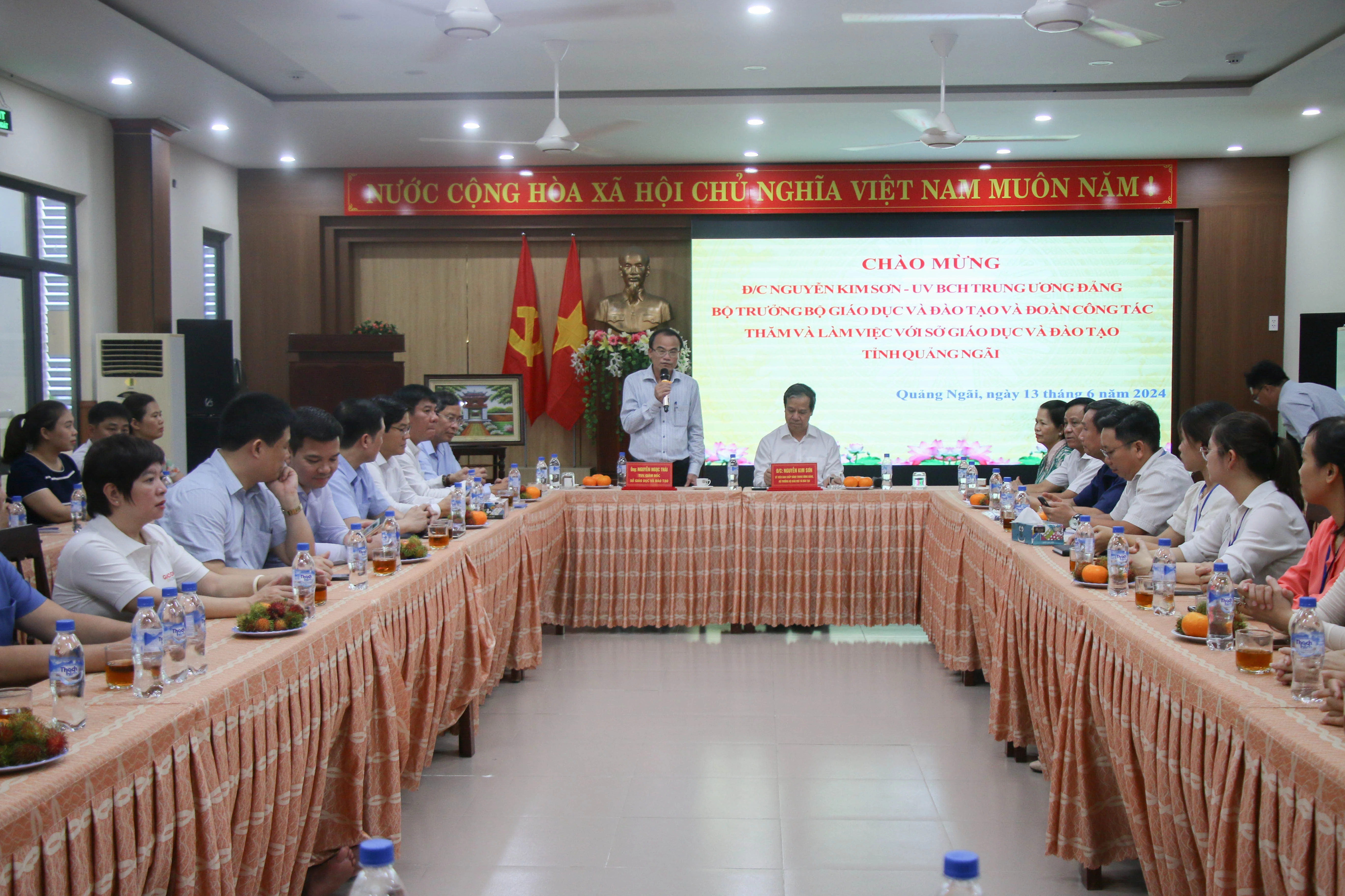 Quang cảnh buổi làm việc. Quang cảnh buổi làm việc.