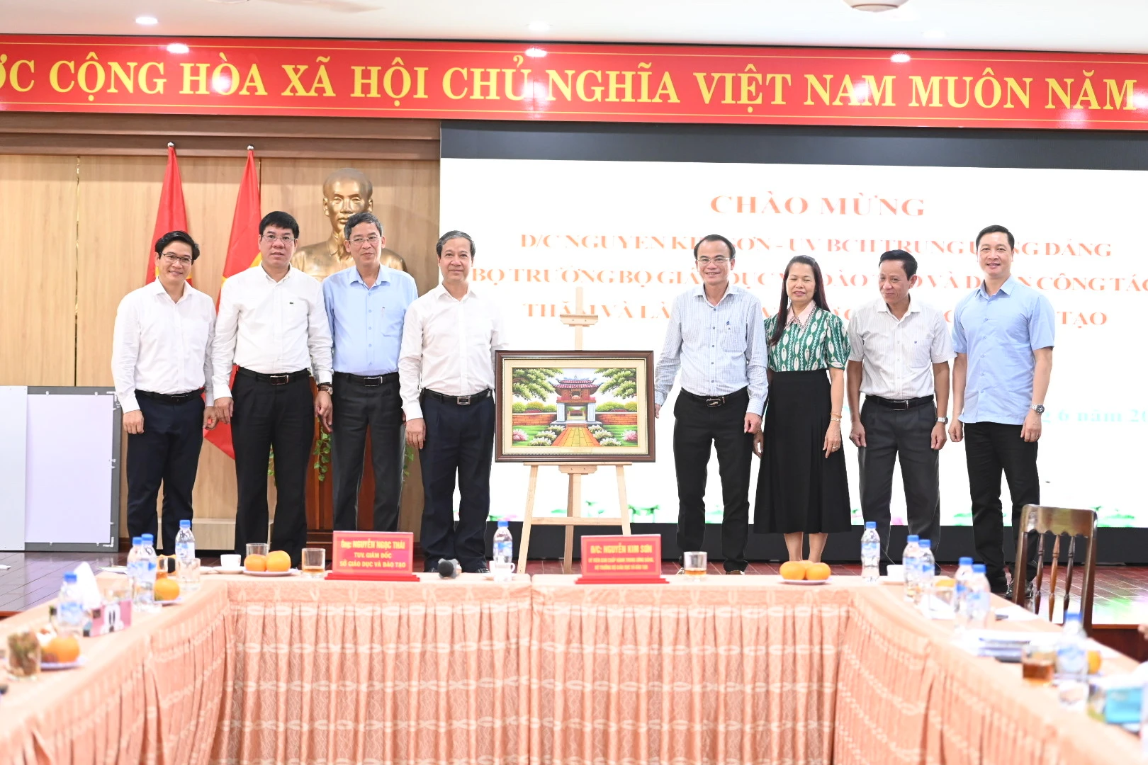 Bộ trưởng Nguyễn Kim Sơn tặng tranh lưu niệm Sở GD&ĐT tỉnh Quảng Ngãi. Bộ trưởng Nguyễn Kim Sơn tặng tranh lưu niệm Sở GD&ĐT tỉnh Quảng Ngãi.