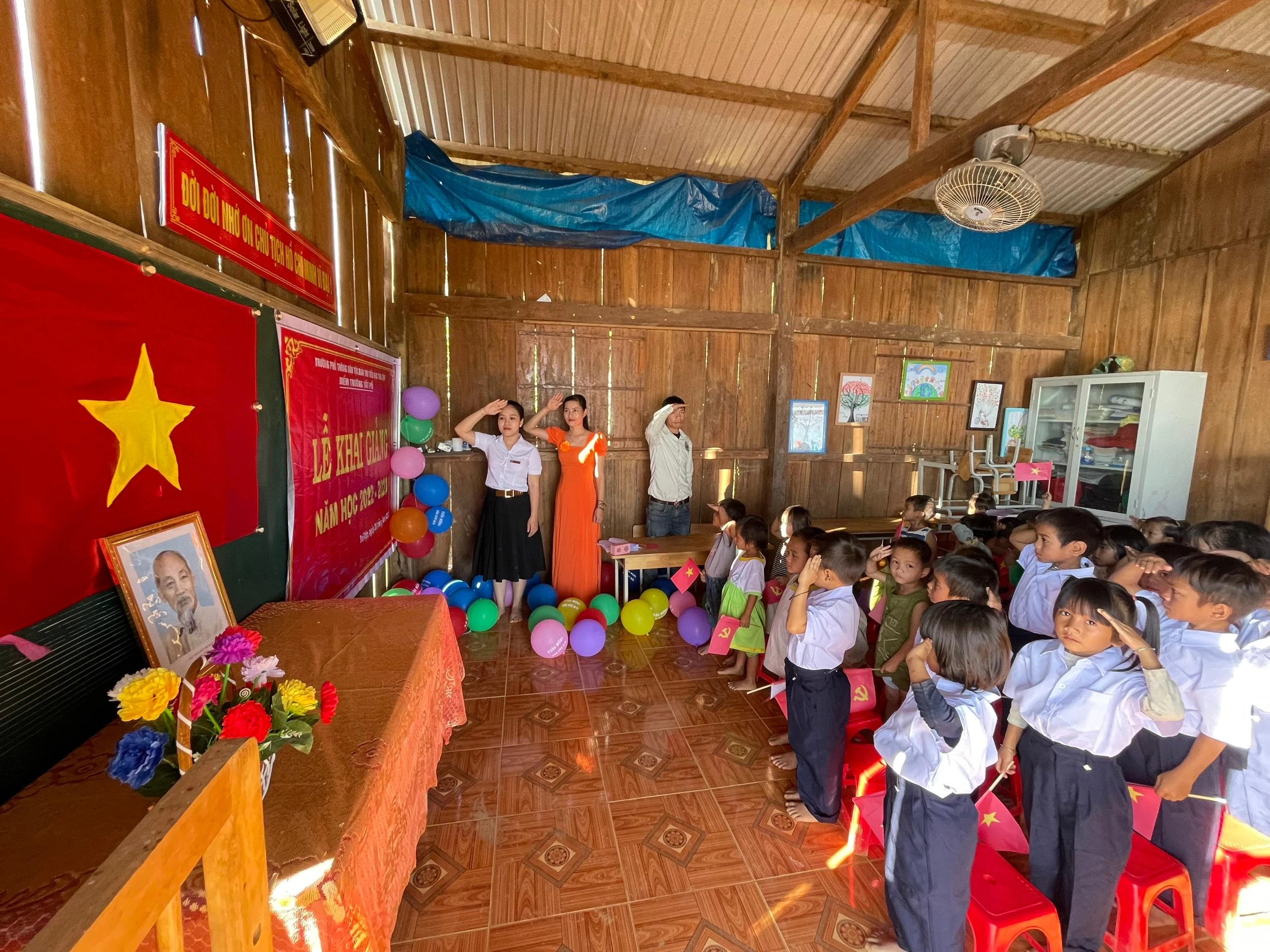 Các em học sinh dự lễ khai giảng năm học mới tại điểm trường Tắk Pổ.