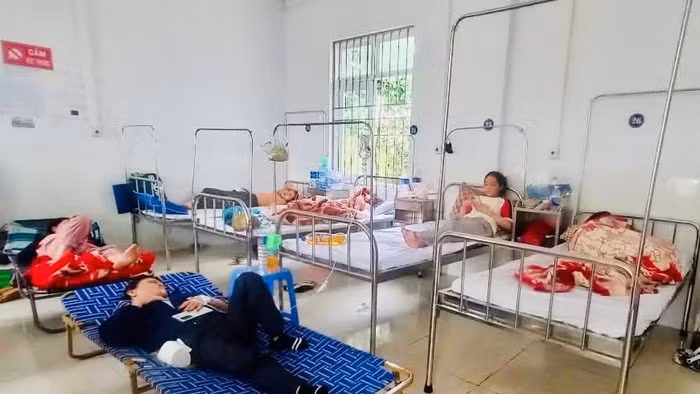 Bệnh nhân nghi ngộ độc sau khi ăn bánh mì được điều trị tại Trung tâm Y tế An Khê. Ảnh: Như Nguyện.