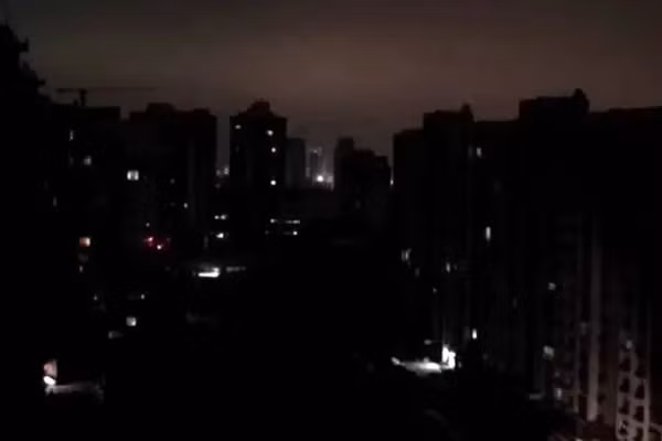 396 mũi tên đánh xuống, Ukraine chìm trong bóng tối