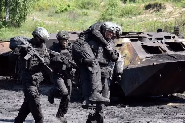 Ukraine có thể mất 100.000 quân nếu cố giữ Sloviansk-Kramatorsk