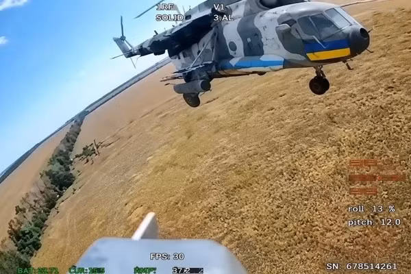 Mi-17 Ukraine bẻ lái, thoát cú đâm sinh tử của UAV