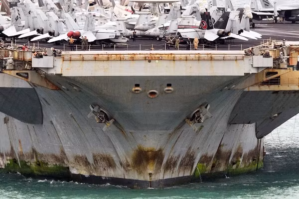 Siêu tàu sân bay Mỹ USS Abraham Lincoln như vừa rời ‘Địa ngục trần gian’