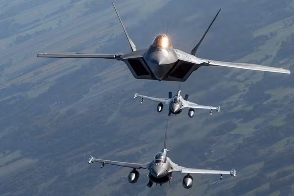 200 máy bay NATO đang vây quanh biên giới Nga