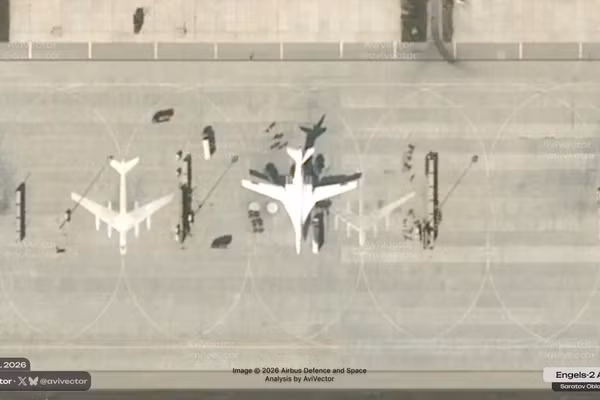 Hình ảnh nạp tên lửa Kh-101 cho máy bay ném bom Tu-160M.