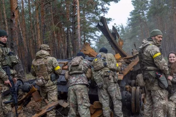 Nga cắt đường, quân Ukraine đi bộ 40km tiếp viện Sloviansk