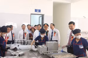 Phó Thủ tướng Phạm Gia Túc cùng các đại biểu dự Lễ Khai giảng và khánh thành Trường PTNT TH&THCS Thanh Nưa kiểm tra khu vực nấu ăn của trường.