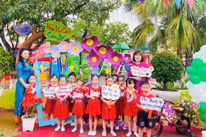 Cô Nguyễn Thị Thu Hường (góc phải) luôn được học sinh quý mến.