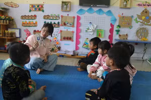 Cô trò Trường Mầm non Tà Tổng trong giờ tăng cường tiếng Việt.