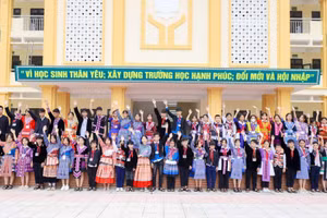 Các học sinh trường PTDTNT THCS và THPT huyện Bảo Thắng trong trang phục dân tộc truyền thống.