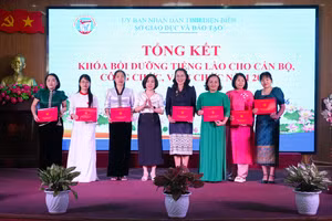 Trao chứng nhận hoàn thành khóa bồi dưỡng cho các học viên.