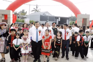 Phó Thủ tướng Thường trực Chính phủ Phạm Gia Túc dự Lễ khai giảng và khánh thành Trường PTNT TH&THCS Thanh Nưa, tỉnh Điện Biên. 