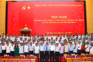 Đại biểu tham dự Hội nghị gặp mặt, giao nhiệm vụ cho cấp ủy, chính quyền các xã, phường sau sắp xếp, hợp nhất.