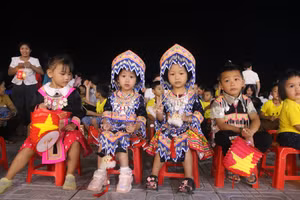 Học sinh vùng biên Sam Mứn rực rỡ trong trang phục truyền thống trong chương trình “Biên cương - Đêm hội trăng rằm".