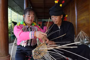 Đồng bào Mảng ở Hua Bum học nghề đan lát truyền thống.
