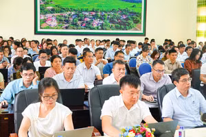 Các giáo viên tham gia khóa tập huấn ứng dụng trí tuệ nhân tạo.