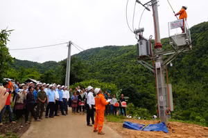 Nghi thức đóng điện trạm biến áp Huổi Lính, xã Mường Mô.