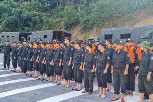 Lực lượng cơ động Công an tỉnh Lào Cai tăng cường tìm kiếm người mất tích cho xã Nậm Lúc.