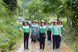 Nhân dân tích cực tham gia các hoạt động bảo vệ môi trường tại bản Phiêng Lơi.