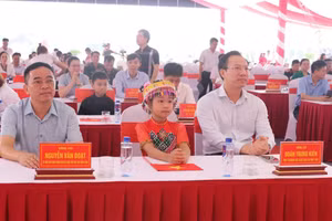 Thứ trưởng Đoàn Trung Kiên dự chương trình tổng duyệt cho Lễ khai giảng và khánh thành Trường PTNT TH&THCS Thanh Nưa.