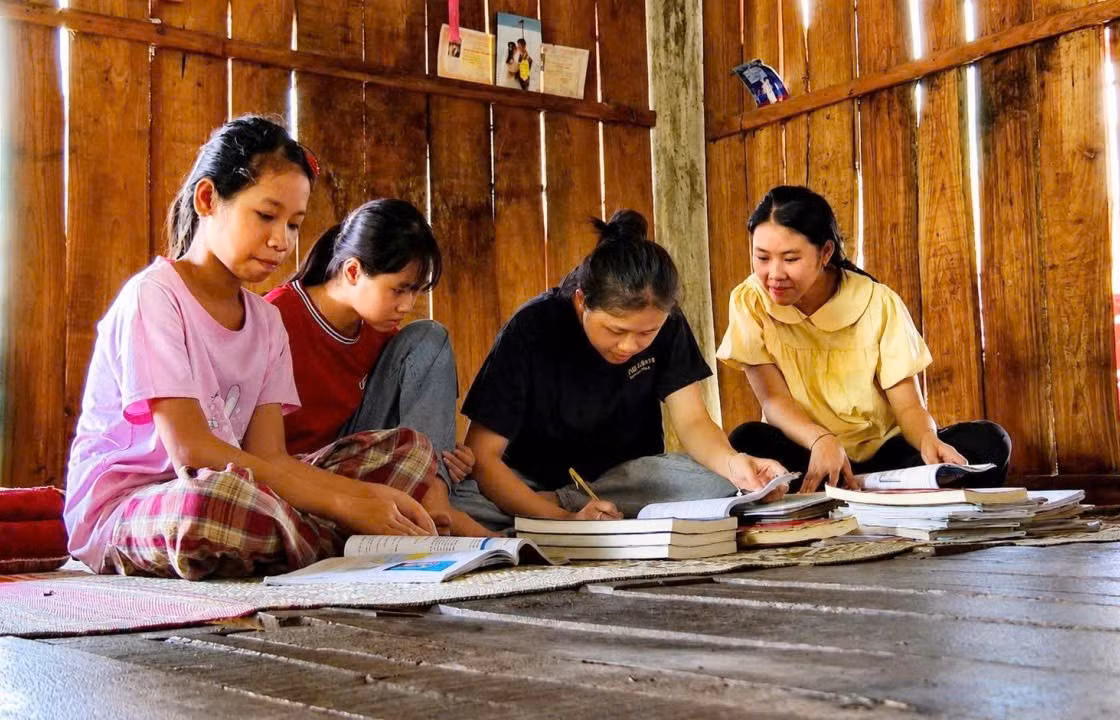 Các con, cháu của vợ chồng anh Pấng, chị Hồng soạn lại sách cũ để sử dụng cho năm học mới. 