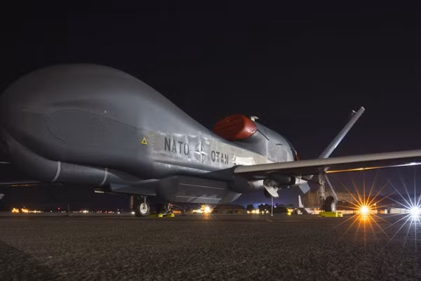 RQ-4D Phoenix bay trinh sát trên Biển Đen báo trước cuộc tấn công tên lửa?