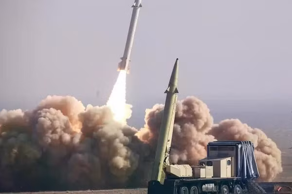 Iran dọa hủy diệt mọi căn cứ Mỹ nếu bị tấn công