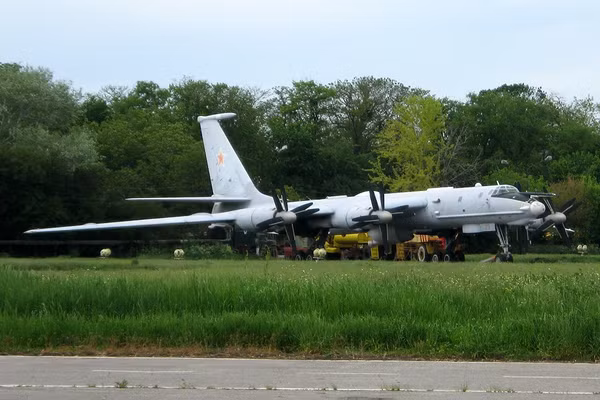 Máy bay Tu-142MR mang số hiệu đuôi "25 đỏ" tại thời điểm năm 2011. 