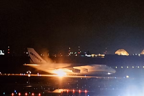 An-124 Ukraine bốc cháy trong quá trình hạ cánh xuống Nhật Bản