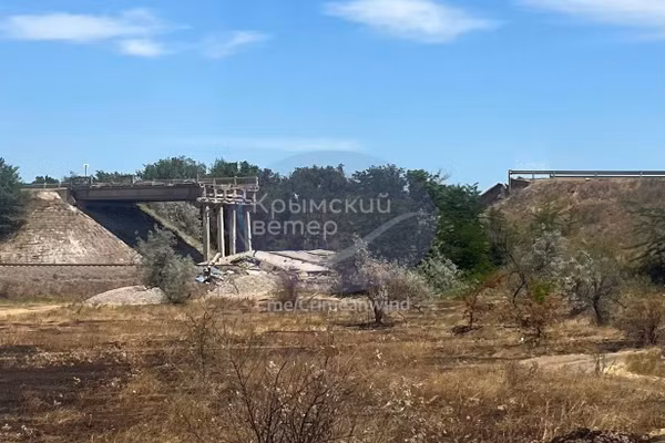 Hỏa lực mạnh của Ukraine phá huỷ 1 cây cầu đường bộ ở Crimea