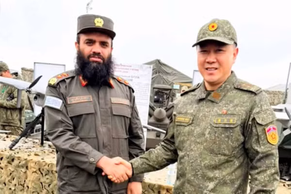 Ông Nasibullah Madani và tùy viên quân sự Triều Tiên Roh Ki-chol tại một triển lãm vũ khí trong khuôn khổ cuộc tập trận trung tâm-2026 ở Nga.