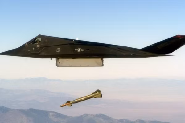 Vì sao F-117 Nighthawk huyền thoại sẽ còn bay ít nhất... 26 năm sau loại biên?